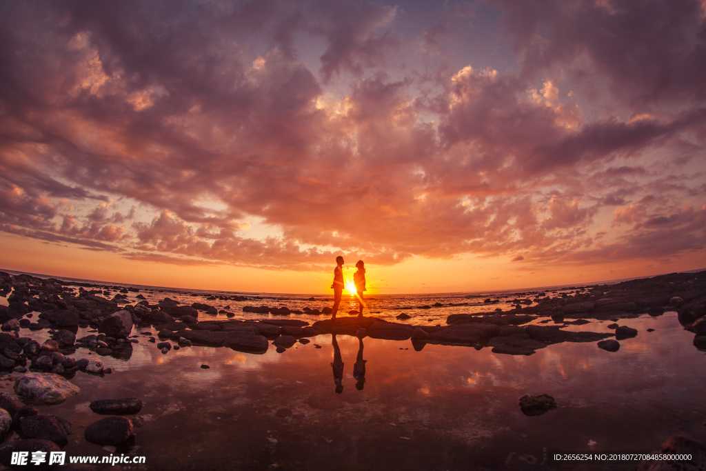 情侣夕阳美景