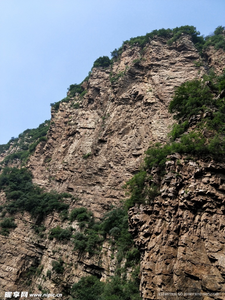 陡峭石壁