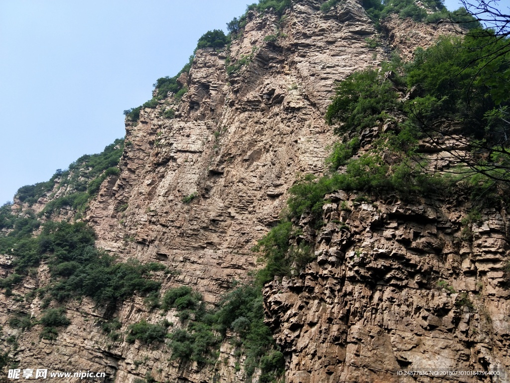 陡峭石壁近景