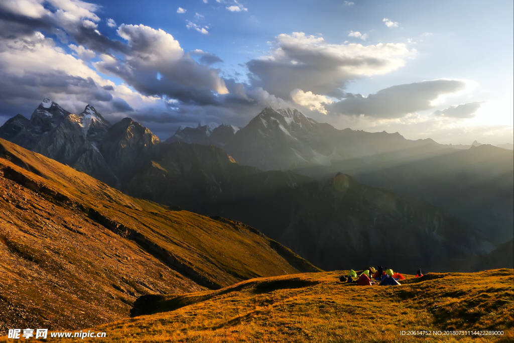 夕阳下的大山风光