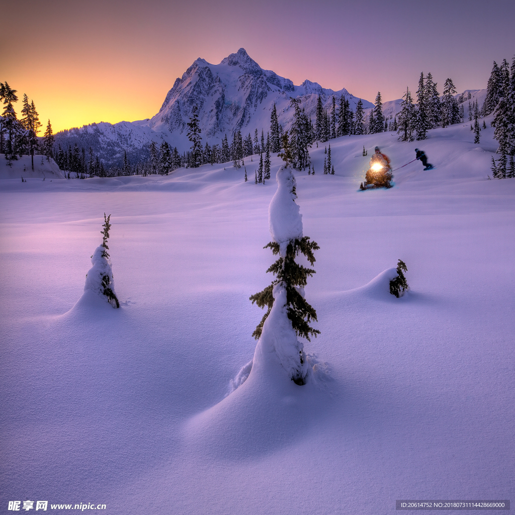 夕阳下的雪山风光