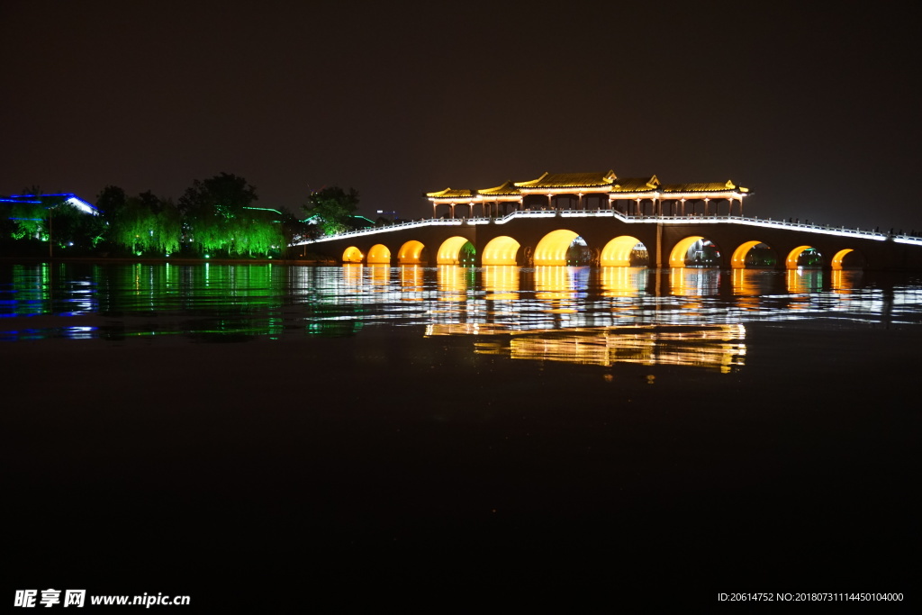 夜色下的公园风景