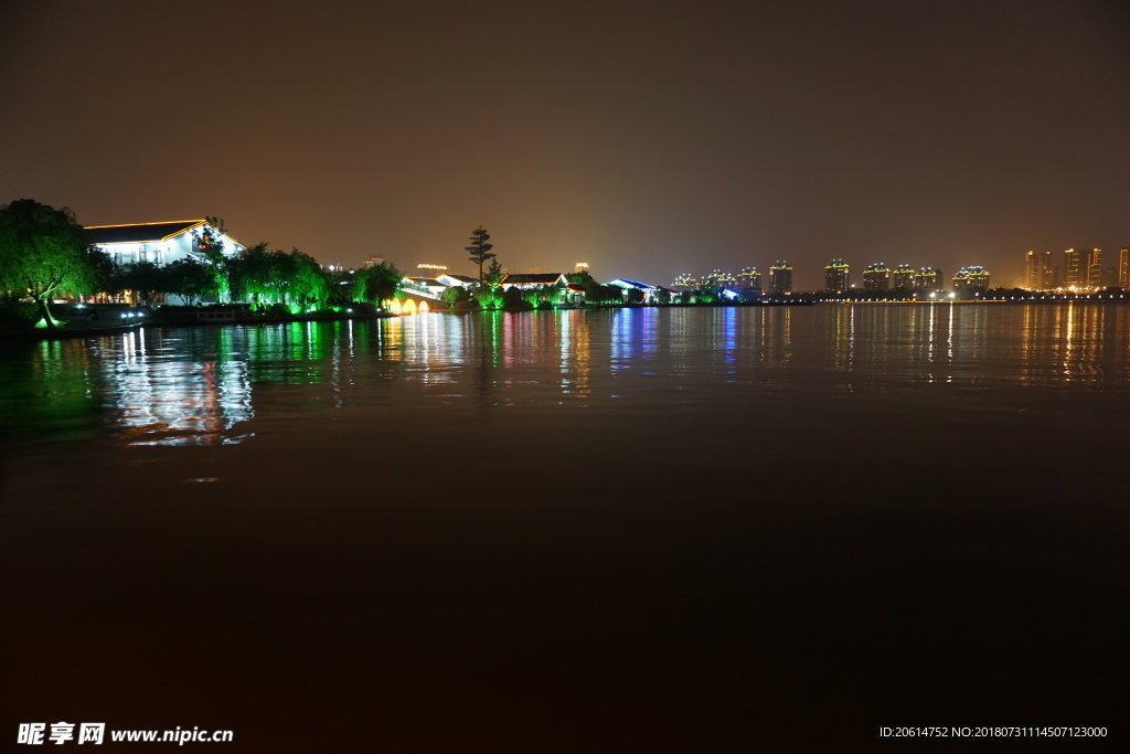 夜色下的河道风光