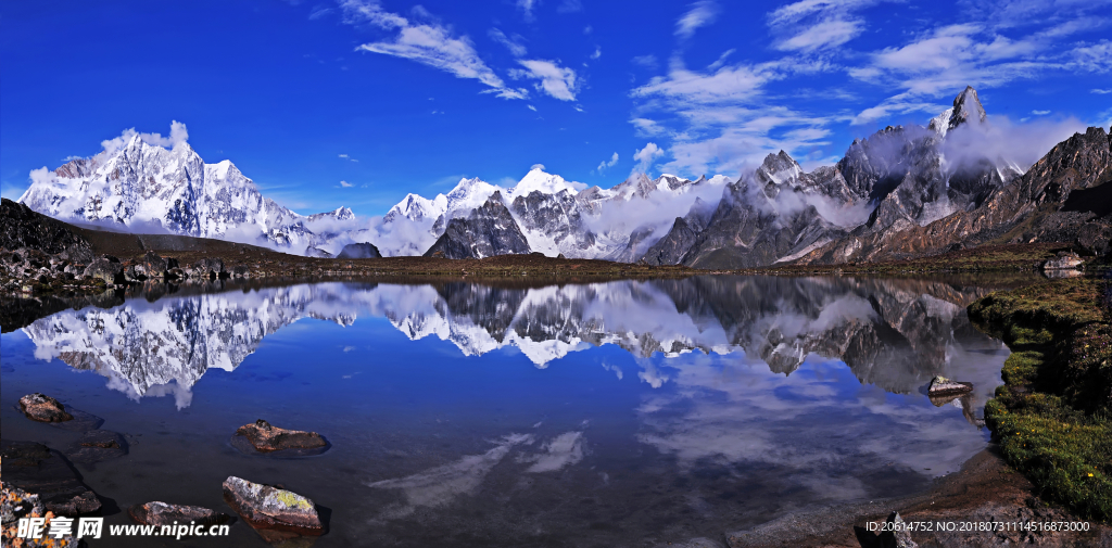 蓝天下的湖泊风景