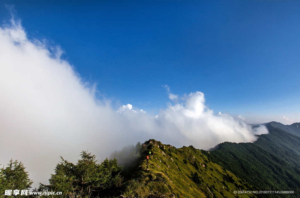 蓝天下的大山风光
