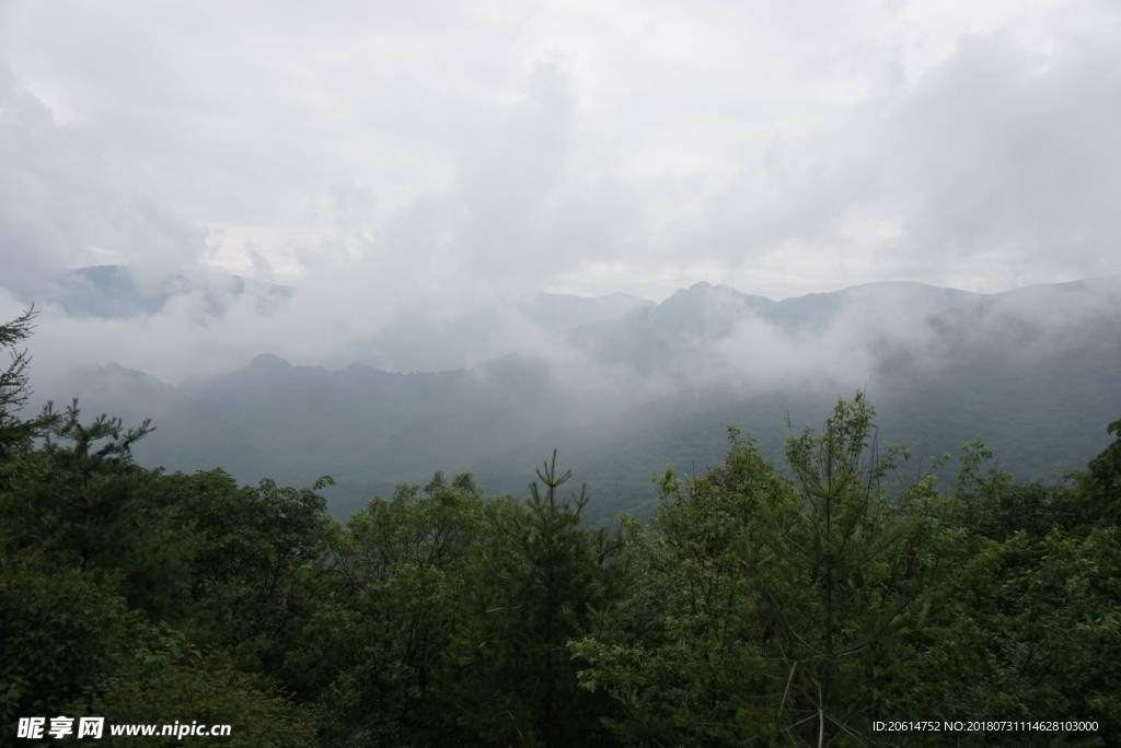 云雾缭绕的大山风光