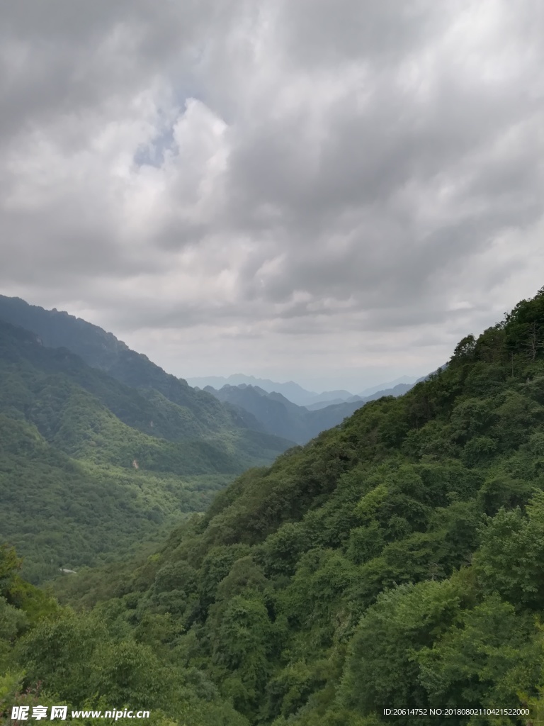 乌云密布下的大山风光