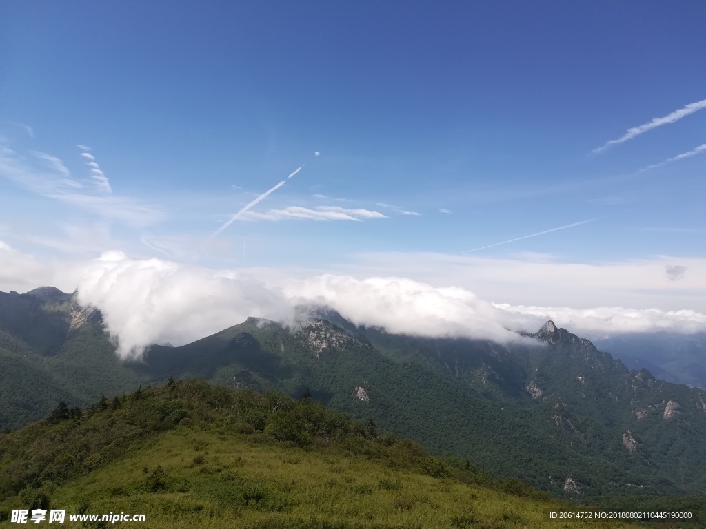 蓝天下的高山风光