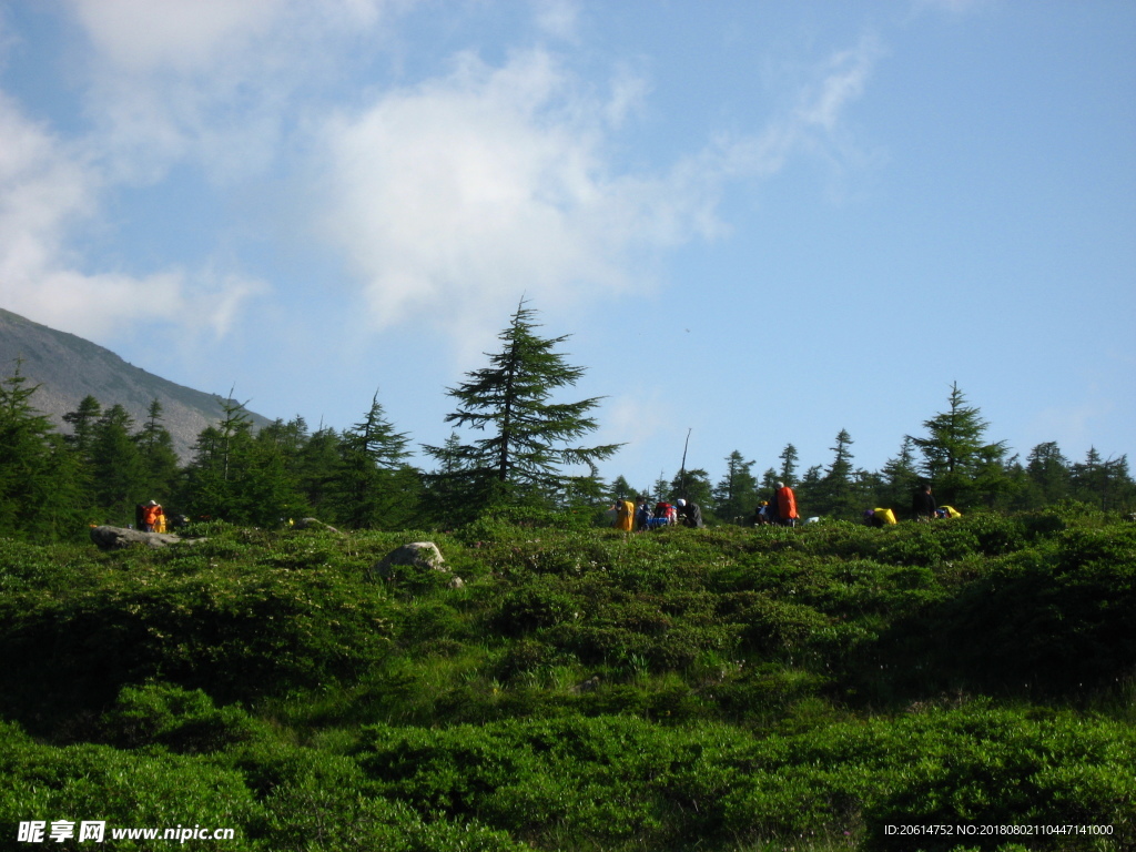 蓝天下的高山风光