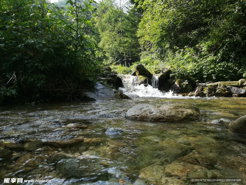 山涧溪流