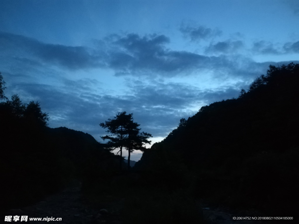 日暮下的高山风景