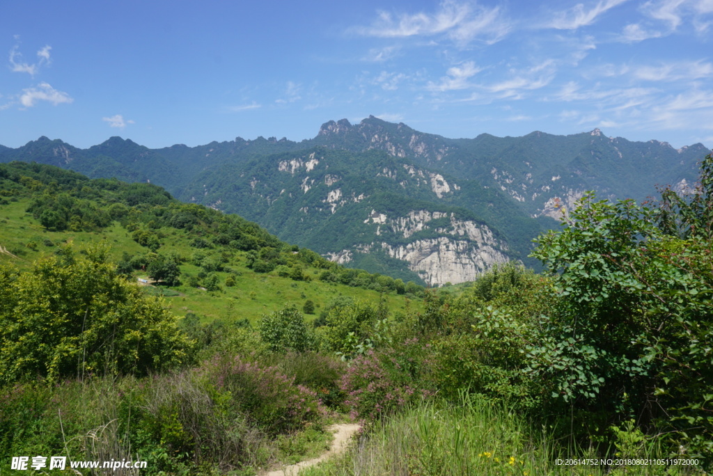 蓝天下的大山风光