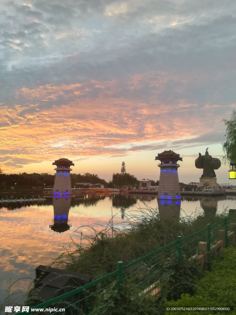 夕阳下的河道风景