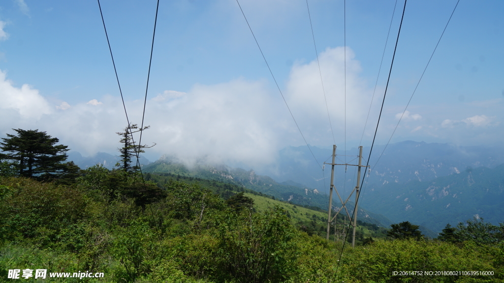 蓝天下的大山风光