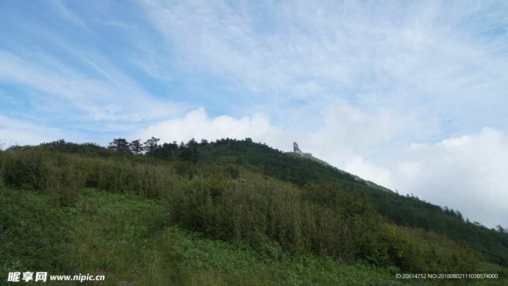 蓝天下的高山风景