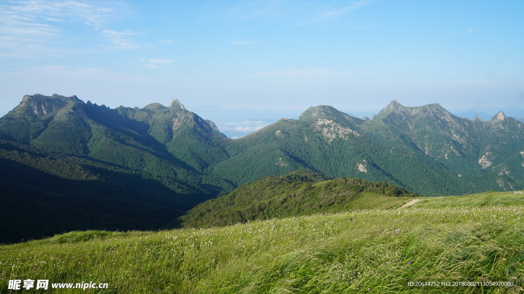 蓝天下的高山风光