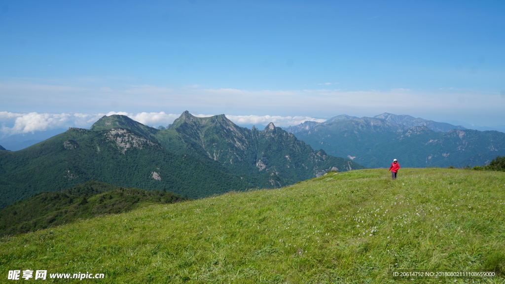 蓝天下的高山风光