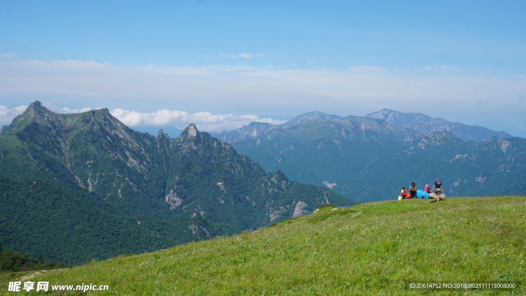 蓝天下的高山风光
