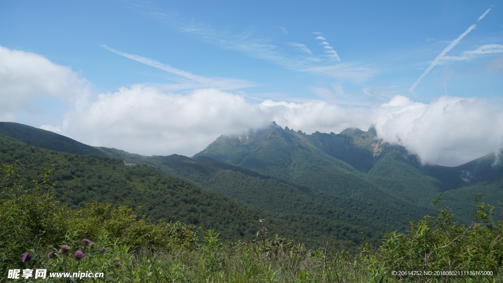 蓝天下的高山风光