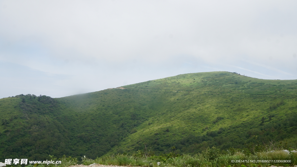 蓝天下的高山风光