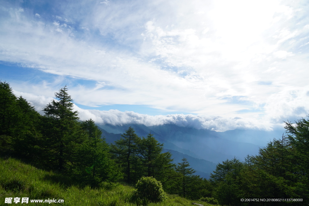 蓝天下的大山风光