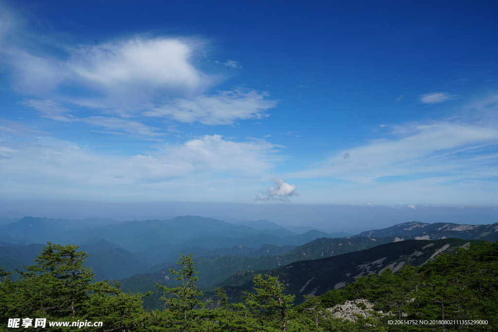 蓝天下的高山风光