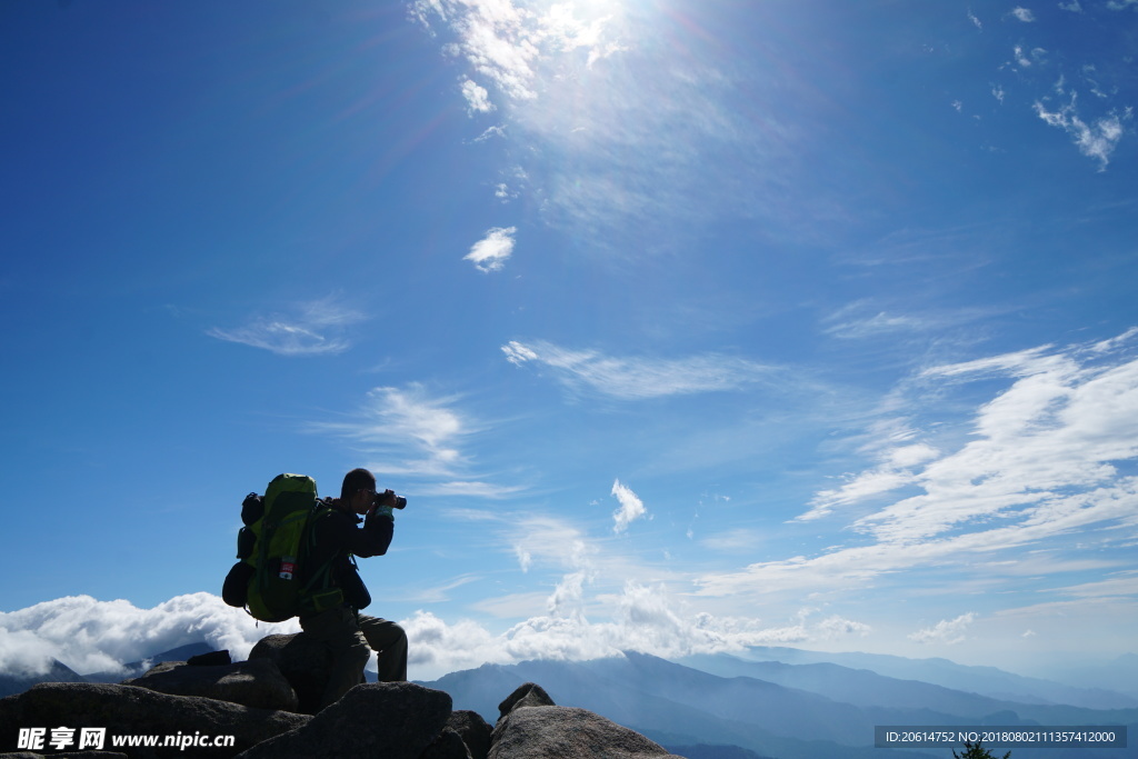 蓝天下的高山风光