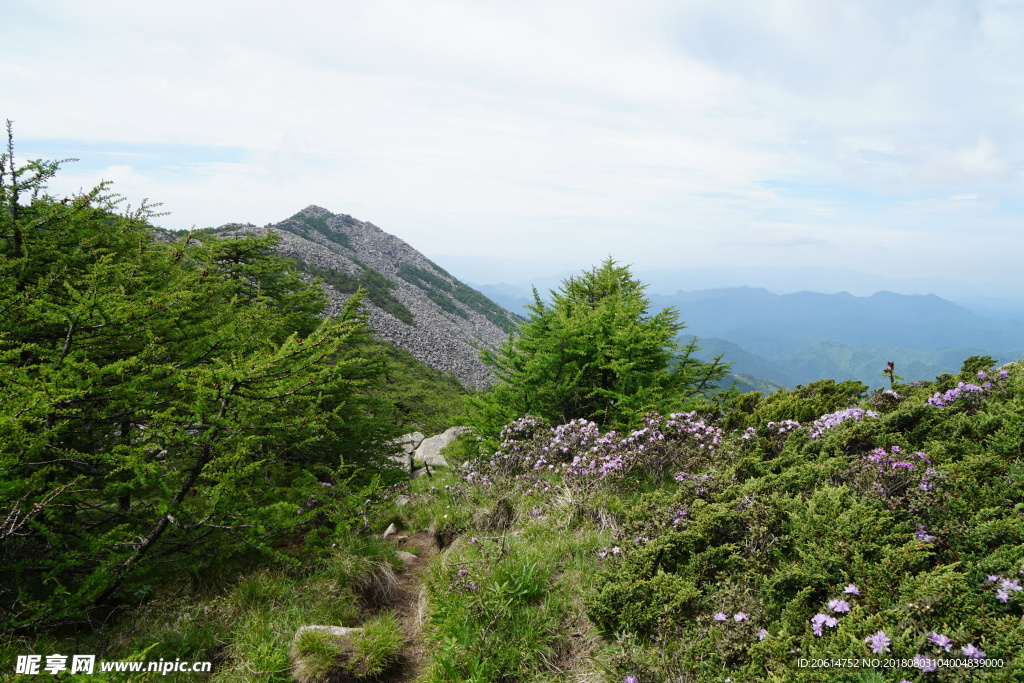 蓝天下的高山风景