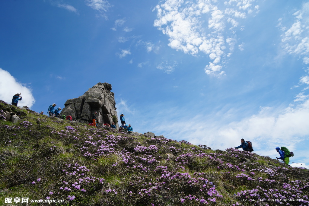 蓝天下的高山风光