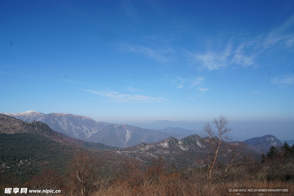蓝天下的高山风光