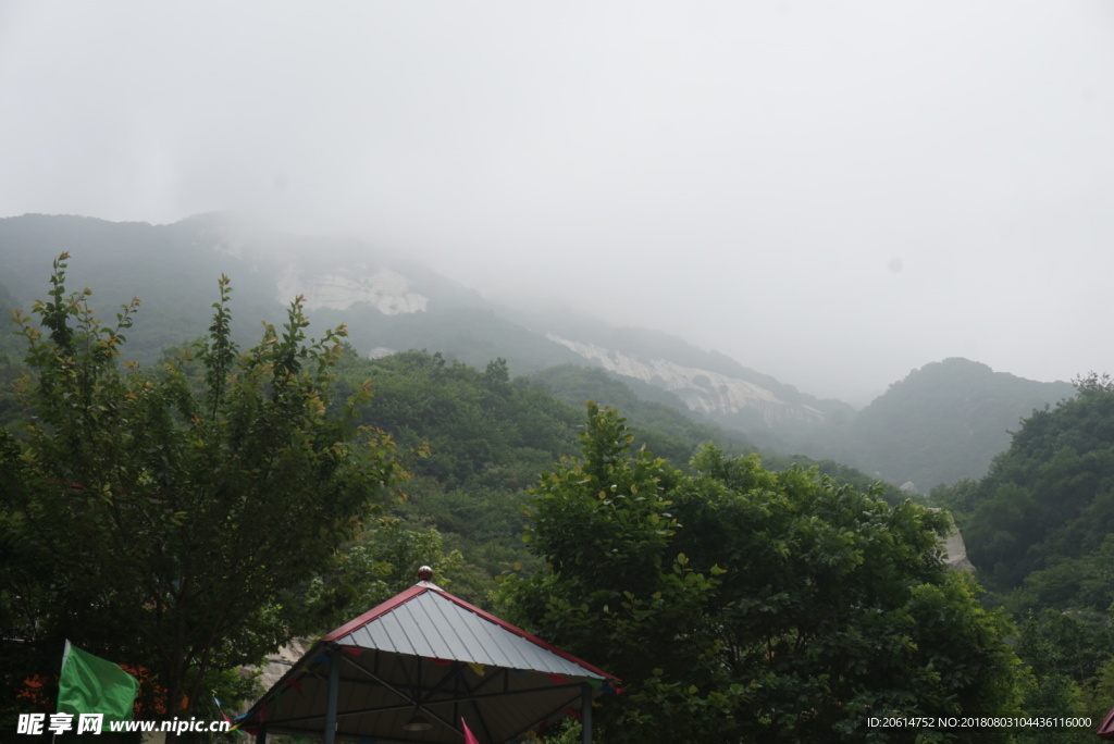 云雾缭绕的高山风景