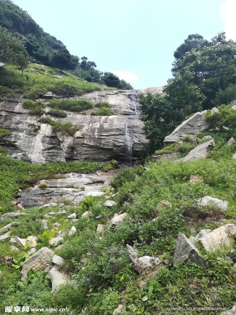 蓝天下的高山风景