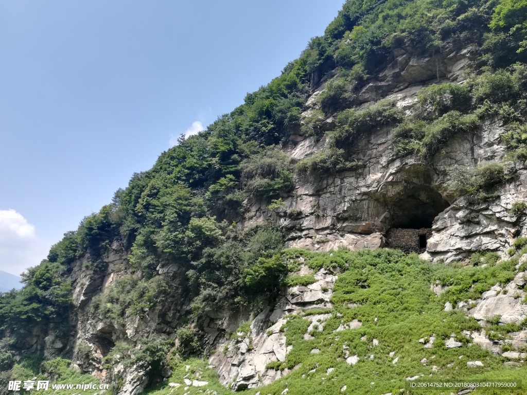蓝天下的高山风光