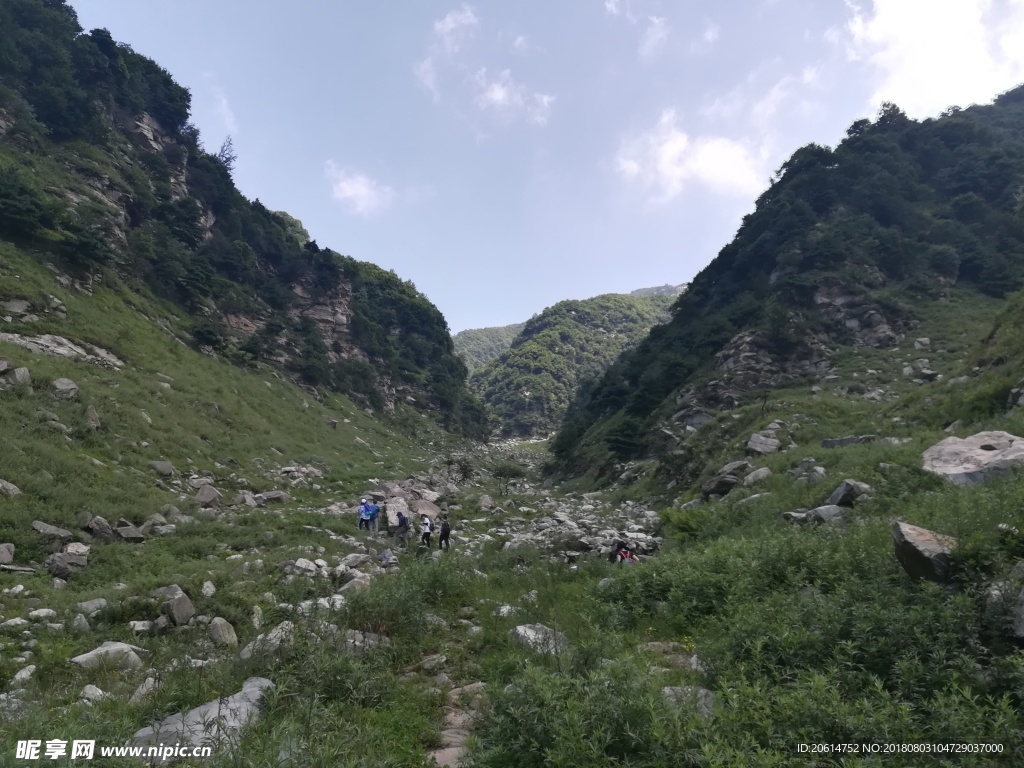 蓝天下的高山风光