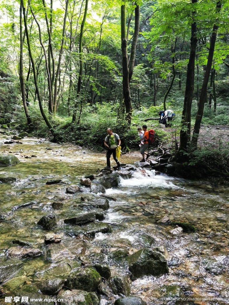 山涧溪流