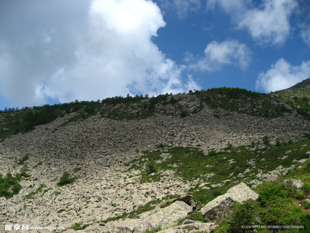 蓝天下的高山风光