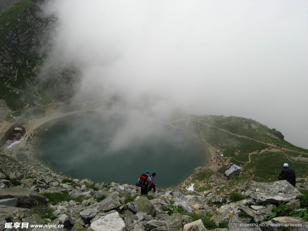 云雾缭绕的高山风景