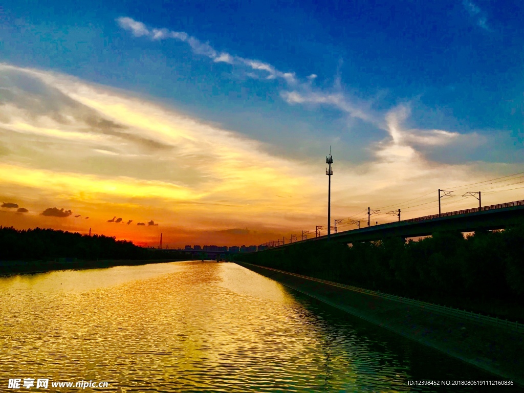 夕阳下的铁路大桥