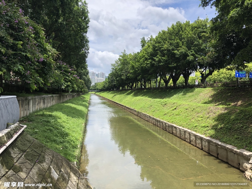 河岸河堤小河城市绿草坪河岸摄影