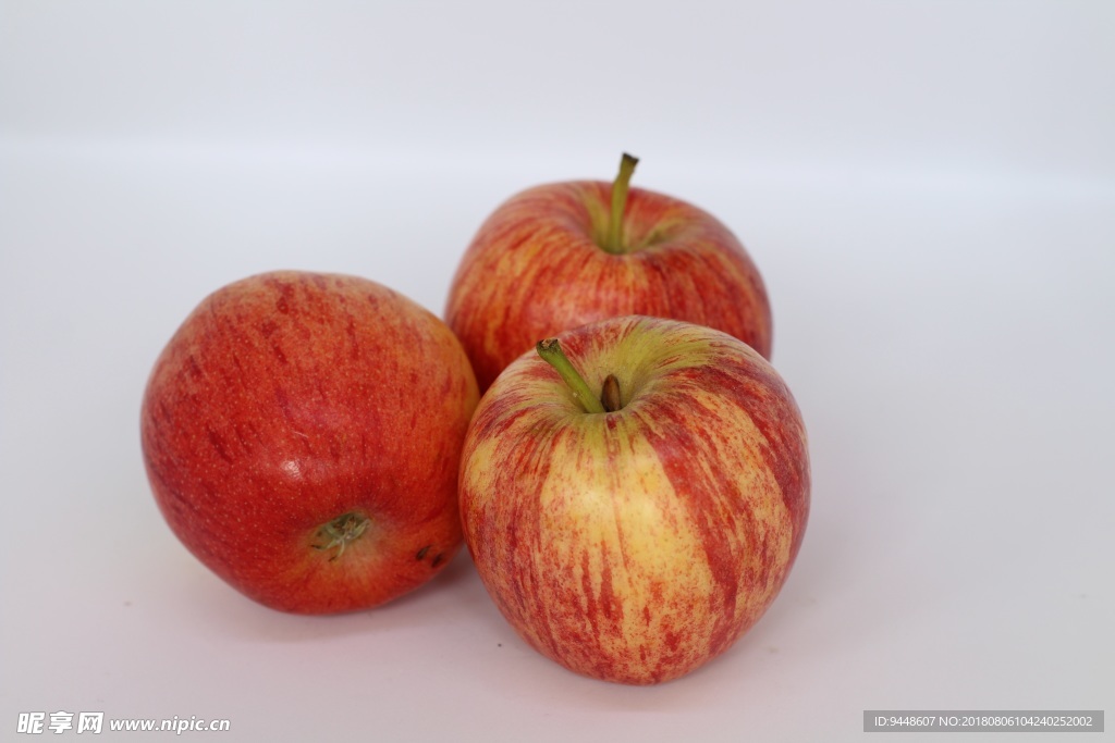 三个红苹果摄影图片