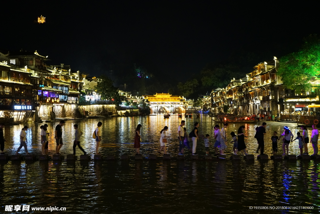 凤凰古城 夜景 游人