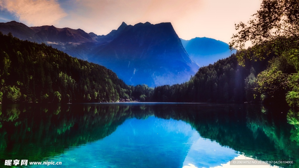 夕阳下的山水风景