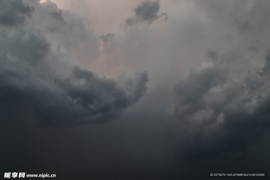 暴风雨天空