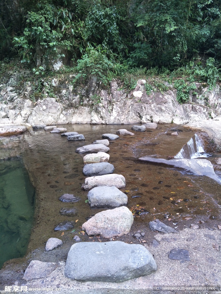 山间溪水