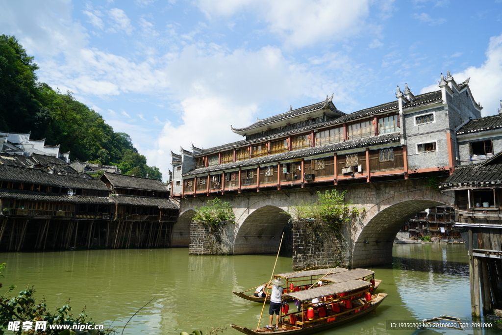 凤凰古城 虹桥 江水