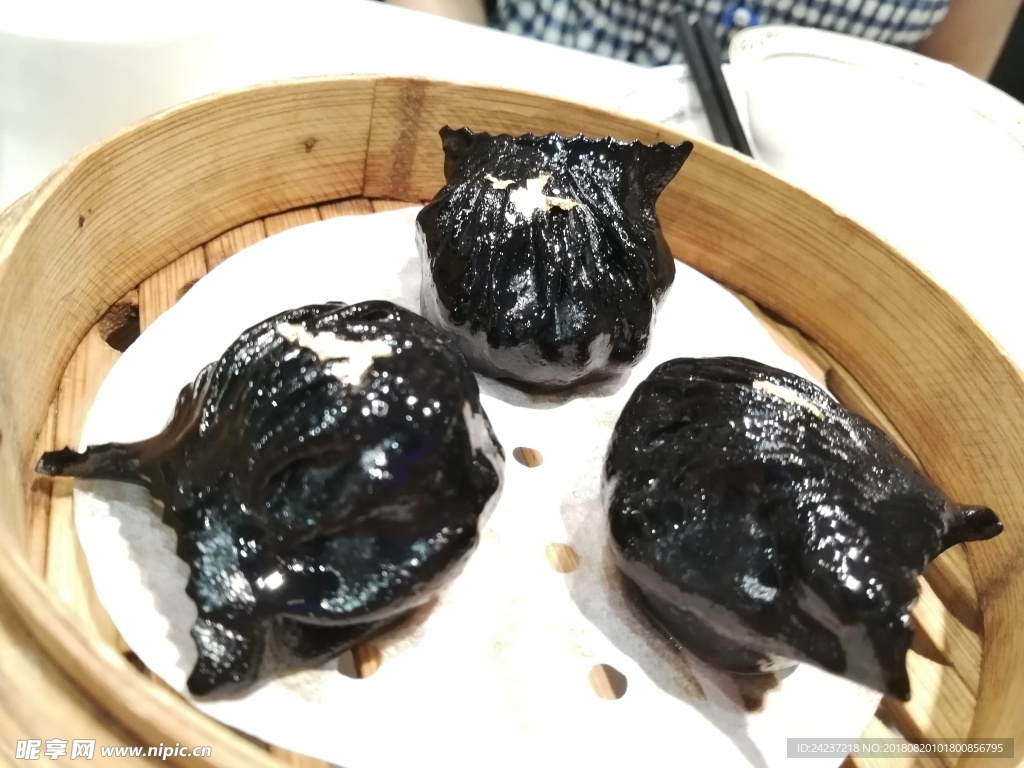 墨鱼汁鲜虾饺