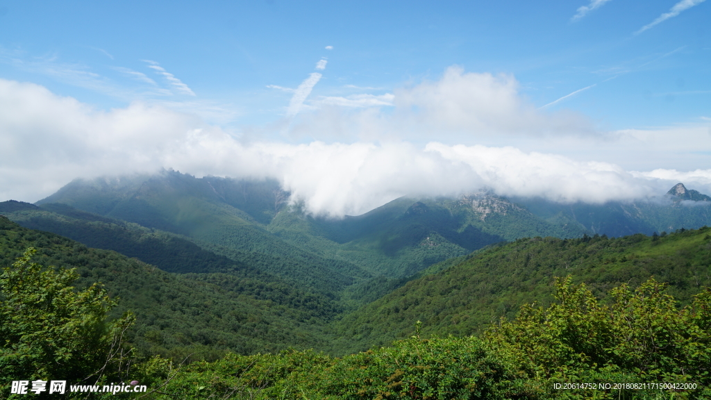 蓝天下的大山风光