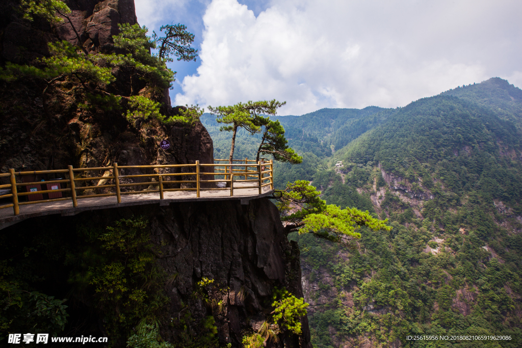 明月山