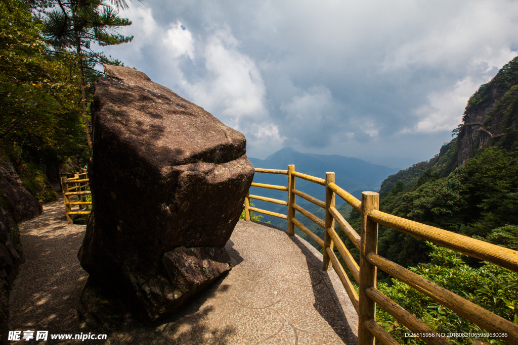 明月山