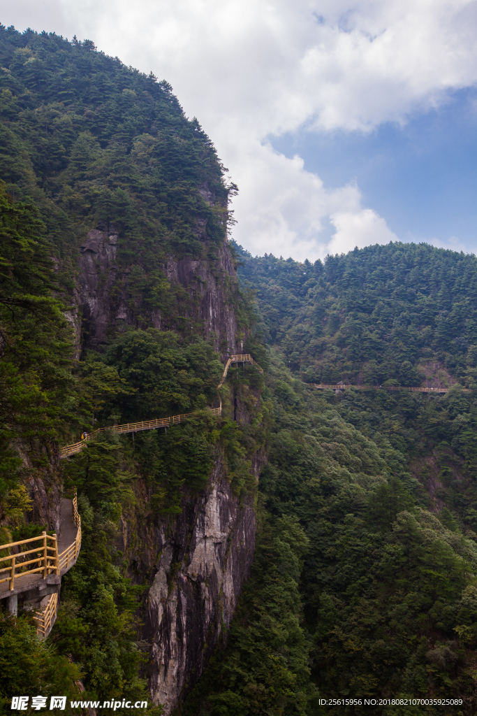 明月山